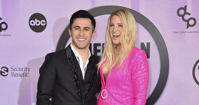 Meghan Trainor sdílí s manželem vykonávání potřeby i jednu koupelnu, ve které mají dva záchody. Podle odborníků mohou mít naopak oddělené koupelny pro vztah větší výhody