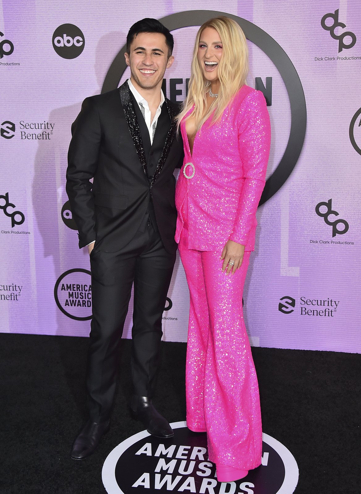 2022 Na American Music Awards oslnila v růžovém vyštíhleném kostýmku bez podprsenky.