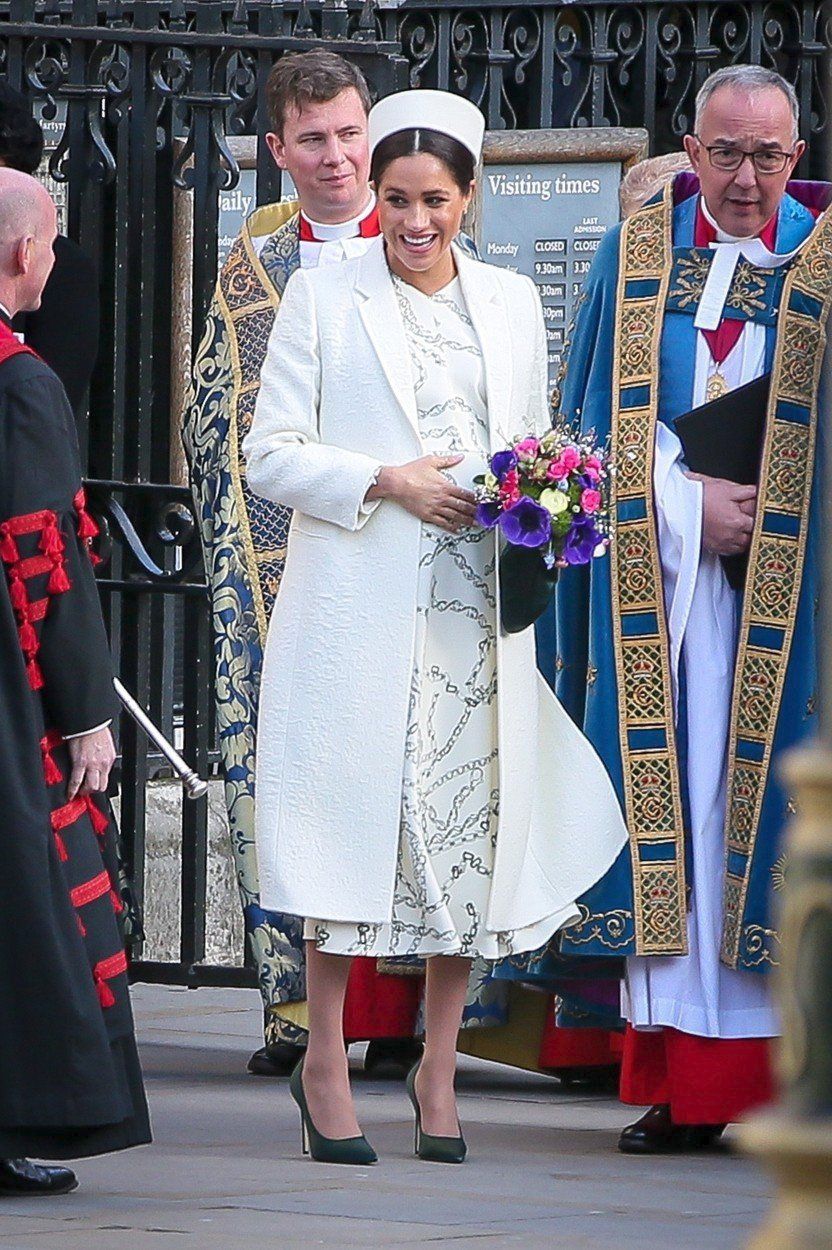 Meghan přicházející do Westminsterského opatství