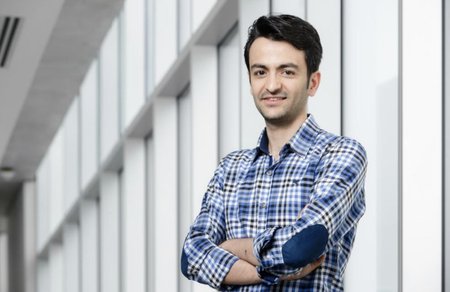 Mehdi studoval na McMasterově univerzitě v kanadském Hamiltonu