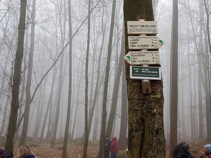 Na Mehelník se pořádají výstupy už několik dekád. Na Mehelník se pořádají výstupy už několik dekád.