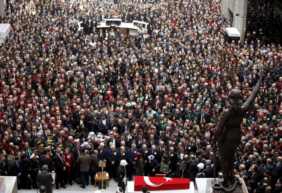 S Mehmetem Kirazem se rozloučily tisíce lidí