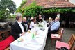 Mejdan ze svatby Ilony Csákové: Nevěsta ukázala prstýnek, ženich se baví, hosté si dopřávají lahůdek na rautu