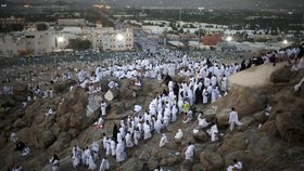 „Ať nám Alláh odpustí hříchy,“ prosí ve vedru dva miliony muslimů při rituálu na kopci