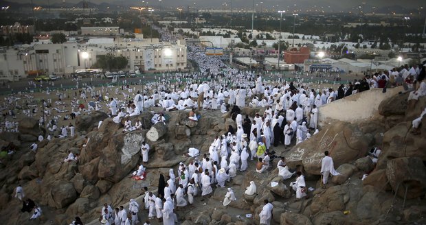 „Ať nám Alláh odpustí hříchy,“ prosí ve vedru dva miliony muslimů při rituálu na kopci