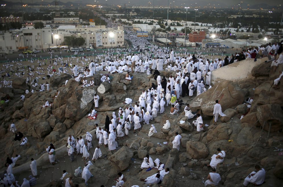 Na pahorek Arafát u Mekky vyrazily poprosit za odpuštění hříchů dva miliony muslimů