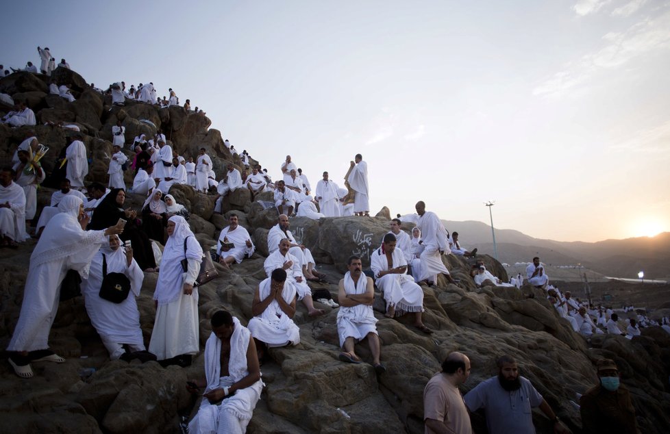Muslimové na pahorku Arafát.