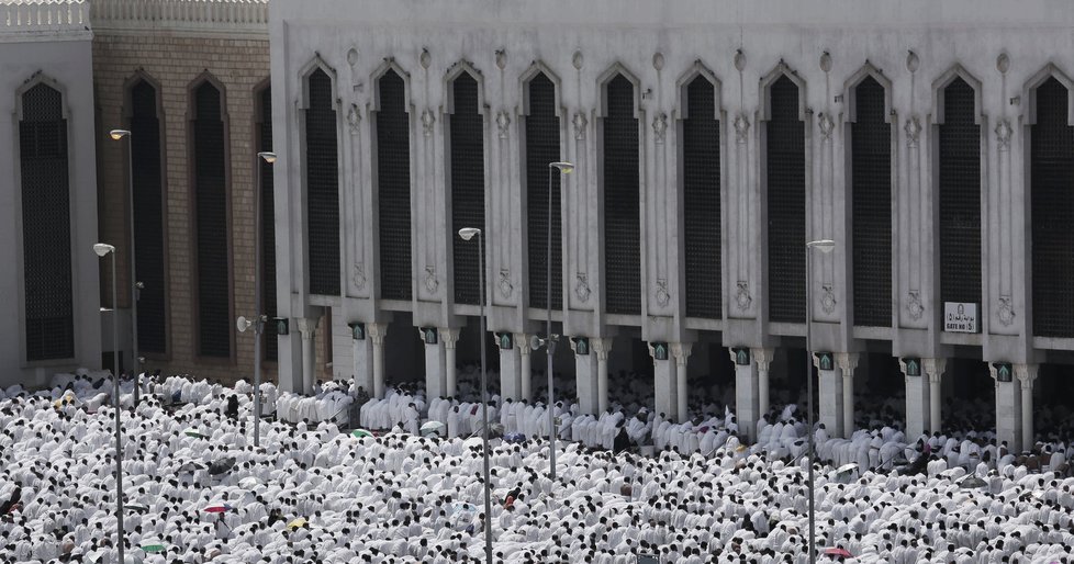 Statisíce muslimů se modlí před mešitou Namira v Arafatu