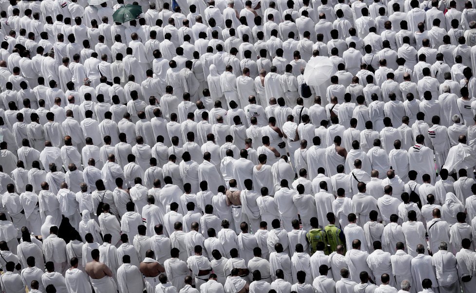 Až dva miliony muslimů údajně dorazily v sobotu do Mekky.