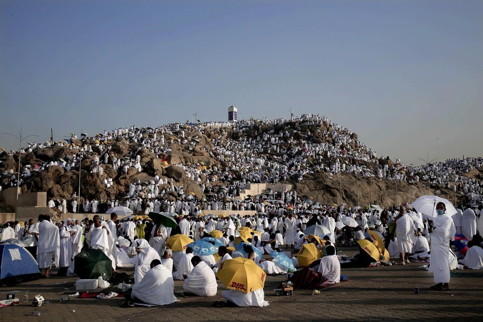 Statisíce muslimů na kopci Arafat nedaleko Mekky. Letos je střeží přísná bezpečnostní opatření.