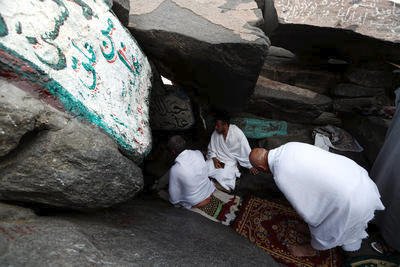 Muslimští poutníci se při cestě do Mekky často modlí.