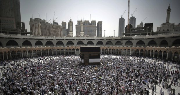 Dva miliony muslimů dorazily do Mekky. Královská rodina tam pustila i Katařany