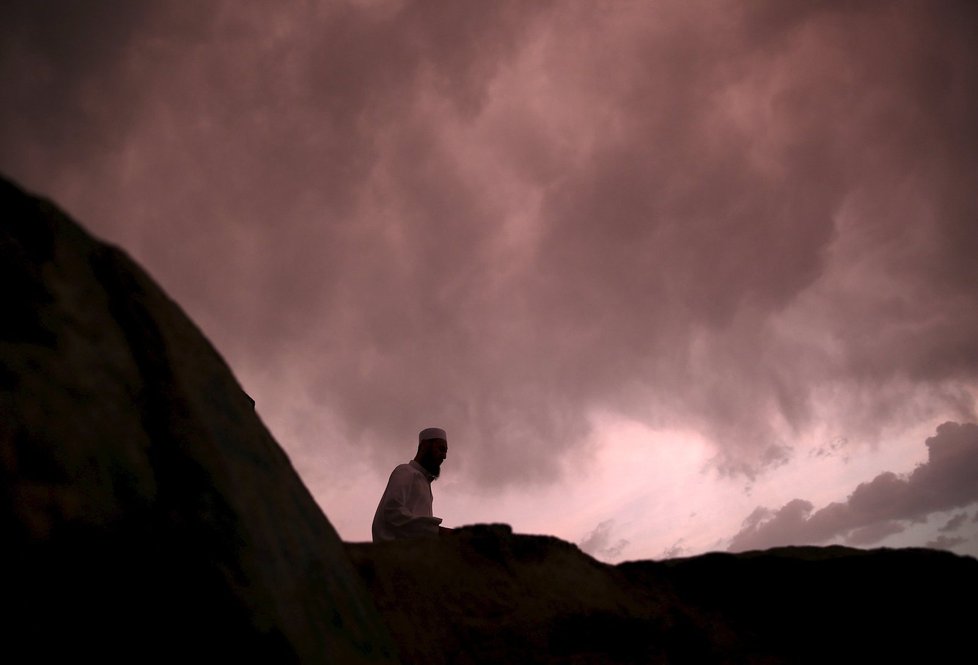 Poutníci se podlí poblíž jeskyně Hirá, kde měl při meditacích prorok Mohamed údajně první zjevení a anděl Gabriel mu předal první část Koránu.