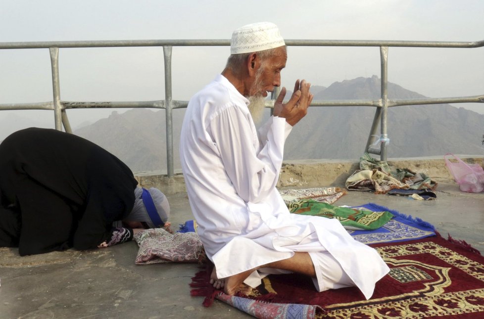 Poutníci se podlí poblíž jeskyně Hirá, kde měl při meditacích prorok Mohamed údajně první zjevení a anděl Gabriel mu předal první část Koránu.