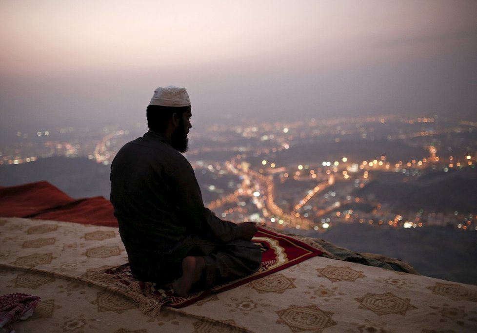 Poutníci míří do jeskyně Hirá, kde měl při meditacích prorok Mohamed údajně první zjevení a anděl Gabriel mu předal první část Koránu.