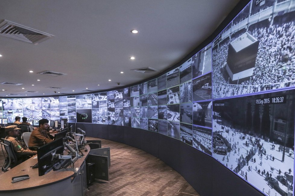 Saúdskoarabské ministerstvo vnitra má v městečku řídící středisko, v němž se sledují prostory s poutníky na 5000 televizních obrazovkách