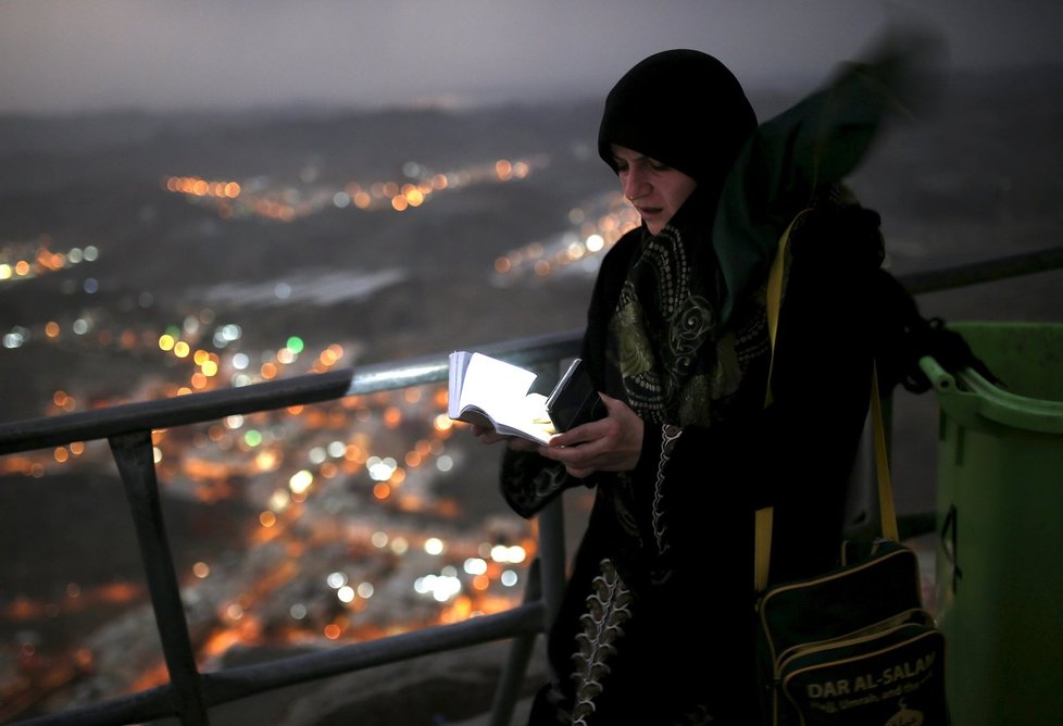 Poutníci se podlí poblíž jeskyně Hirá, kde měl při meditacích prorok Mohamed údajně první zjevení a anděl Gabriel mu předal první část Koránu.