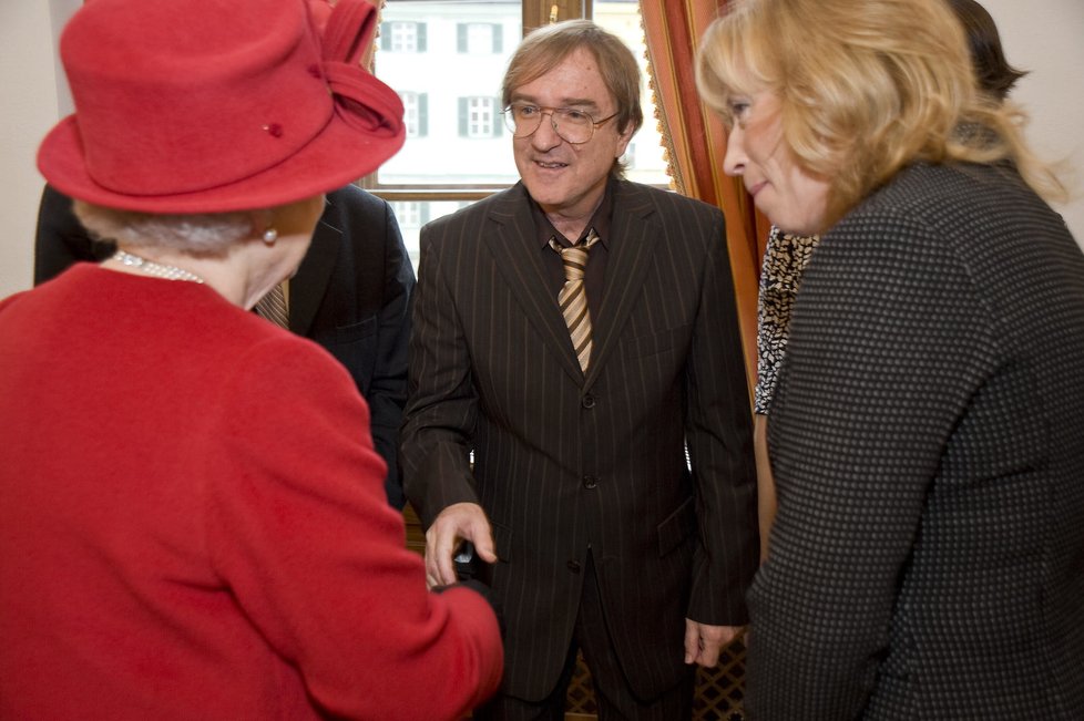 Meky Žbirka se setkal s královnou Alžbětou v roce 2008.