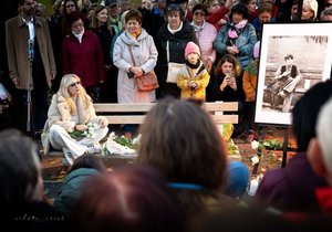Vdova po Mekym Žbirkovi odhalila jeho pamětní lavičku v Bratislavě.