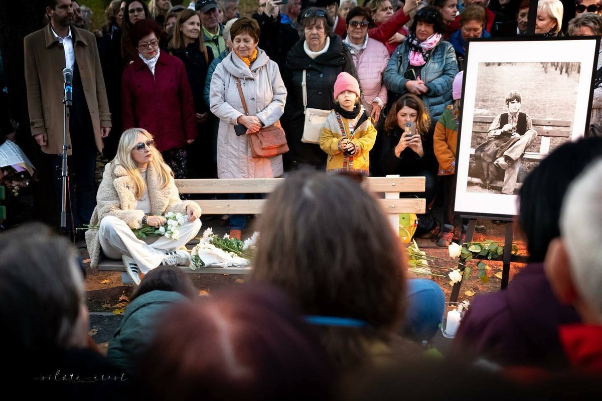 Vdova po Mekym Žbirkovi odhalila jeho pamětní lavičku v Bratislavě. 