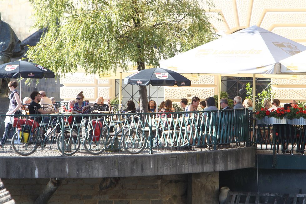 Vybrali jednu z restaurací poblíž Vltavy