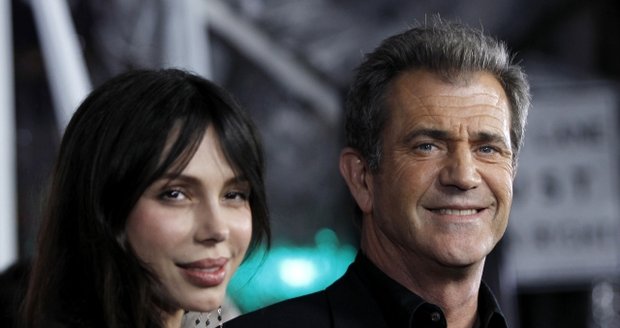 Mel Gibson měl údajně svou partnerku Oksanu bít.