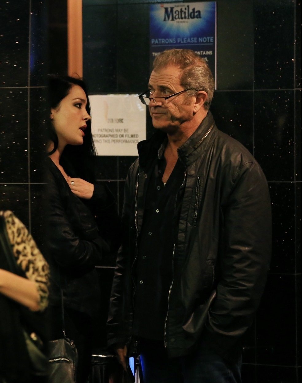 Mel Gibson napadl a poplival fotografku, která ho chtěla vyfotit s přítelkyní.