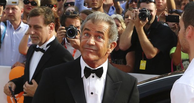 Mel Gibson přijel do Varů pod práškama.