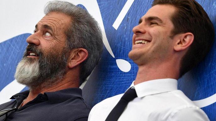 Mel Gibson v Benátkách uváděl svůj nový režijní počin
spolu s představitelem hlavní role Andrewem Garfieldem.