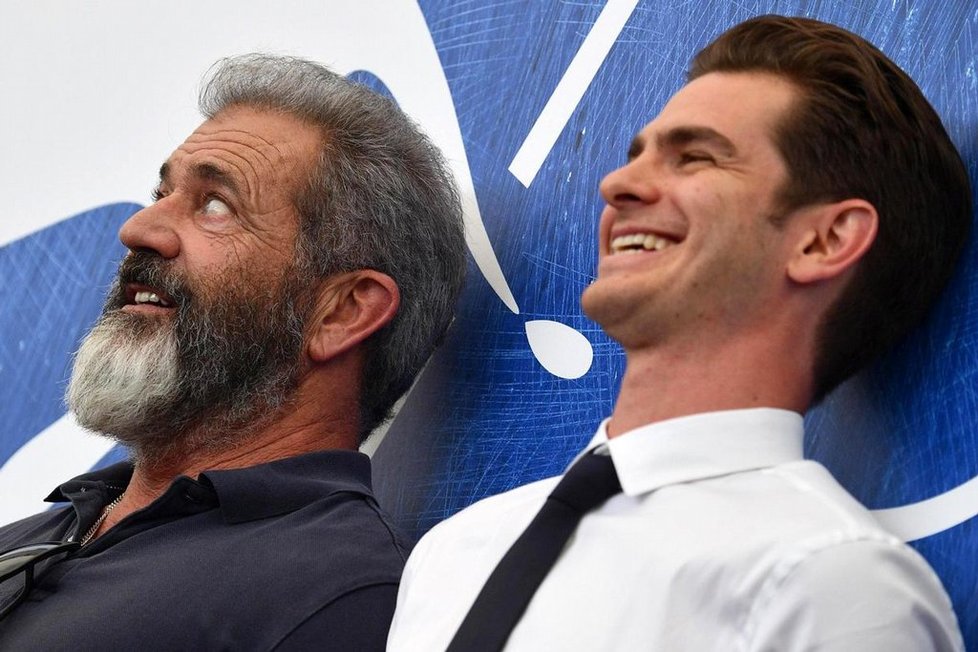 Mel Gibson v Benátkách uváděl svůj nový režijní počinspolu s představitelem hlavní role Andrewem Garfieldem.