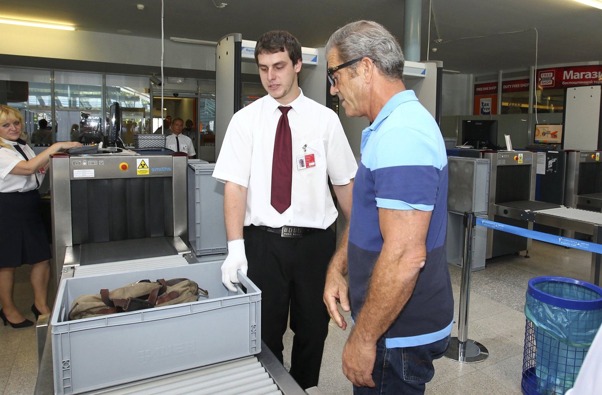 Na letišti musel předložit k celní kontrole svá zavazadla.