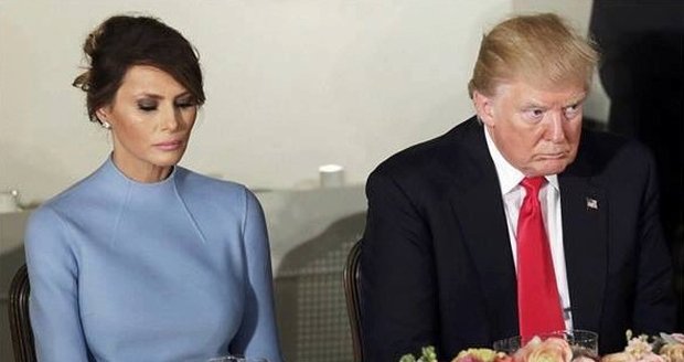 Melania nevypadala na inauguraci příliš šťastně, Donald Trump na ni občas zapomínal.