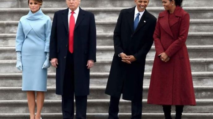 Melania nevypadala na inauguraci příliš šťastně, Donald Trump na ní občas zapomínal.