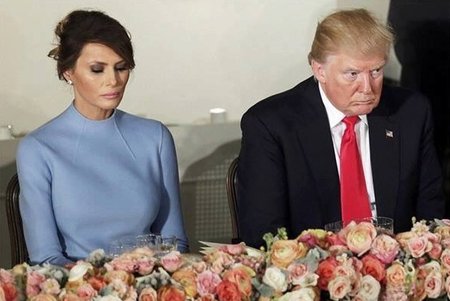 Melania nevypadala na inauguraci příliš šťastně, Donald Trump na ní občas zapomínal.