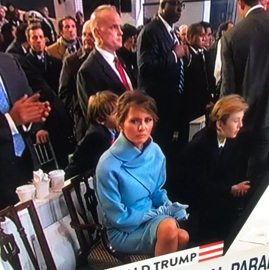 Melania nevypadala na inauguraci příliš šťastně, Donald Trump na ni občas zapomínal.