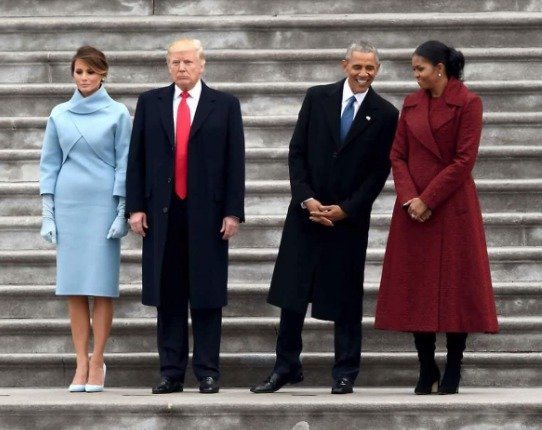 Melania nevypadala na inauguraci příliš šťastně, Donald Trump na ni občas zapomínal.