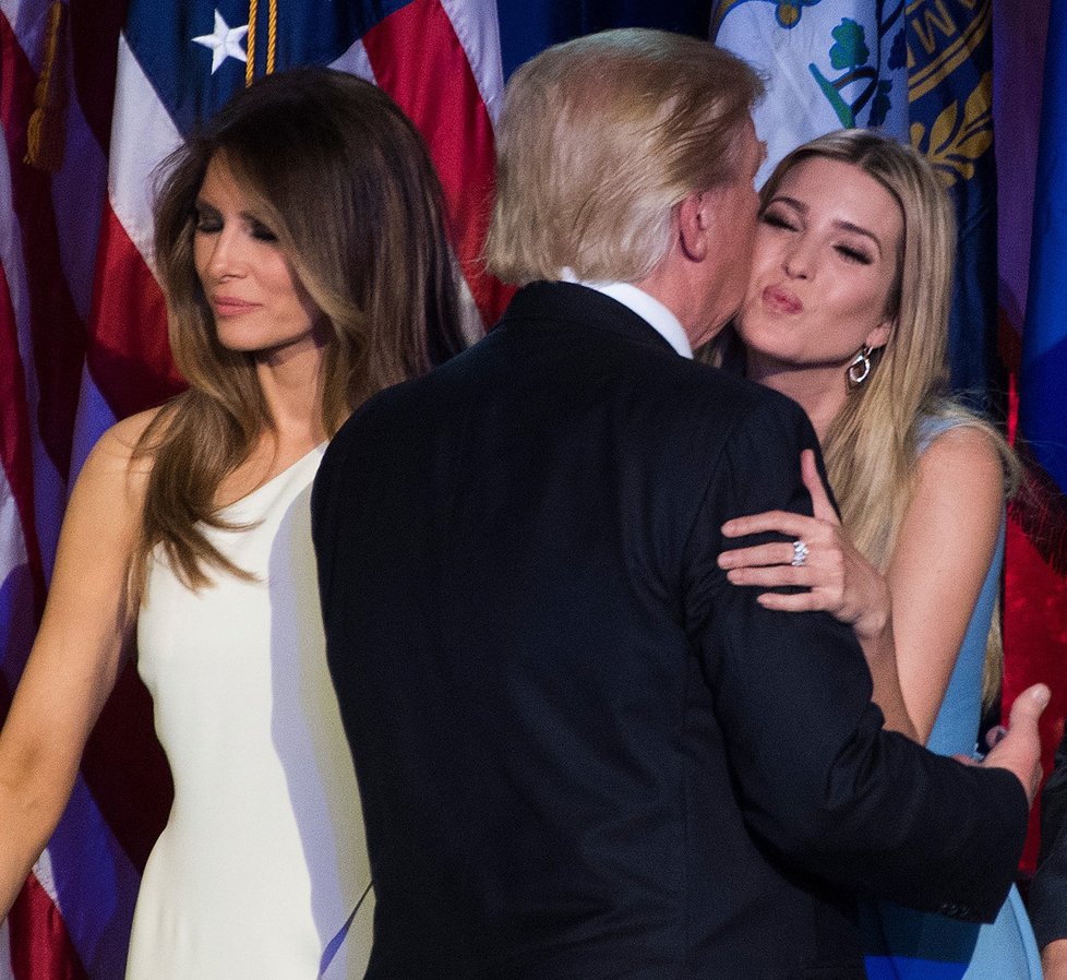 Ivanka Trump s otcem a Melanií