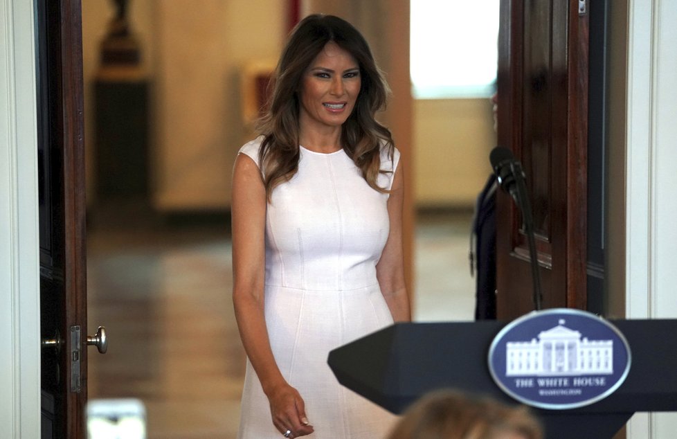 První dáma USA Melania Trumpová během svého projevu před manželkami a manžely amerických guvernérů a guvernérek.