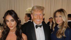 Melania Trumpová na večírku v Mar-a-Lago po boku svého manžela Donalda Trumpa a&nbsp;izraelské&nbsp;modelky Noy Tawilové.