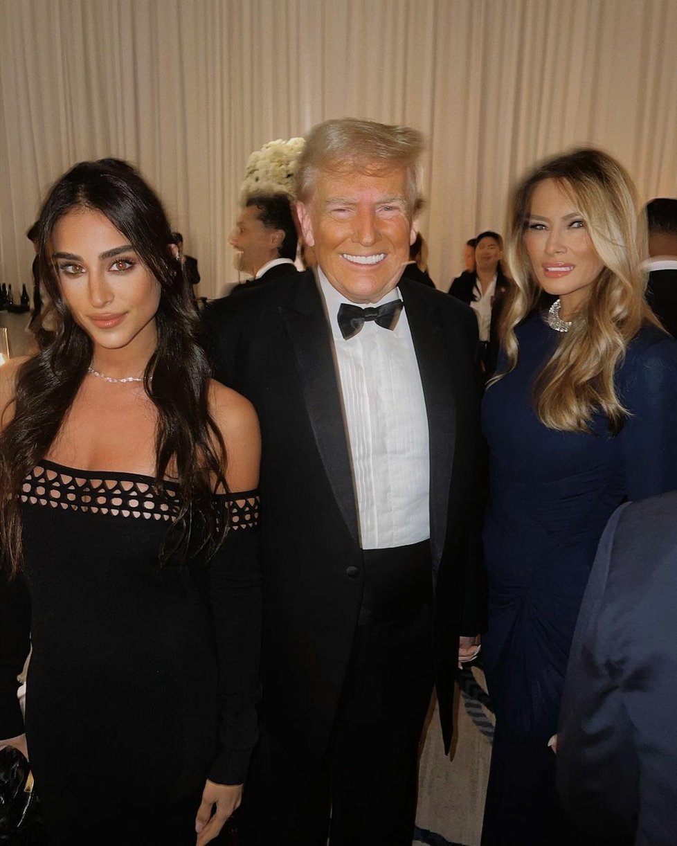 Melania Trumpová na večírku v Mar-a-Lago po boku svého manžela Donalda Trumpa