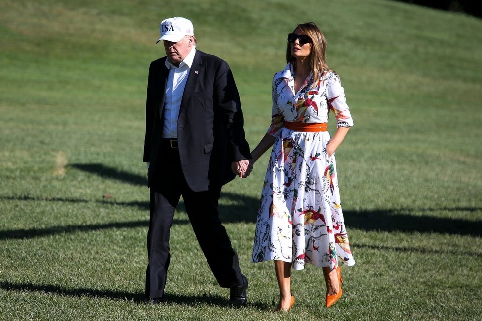 Melania Trump ráda nosí midi šaty.