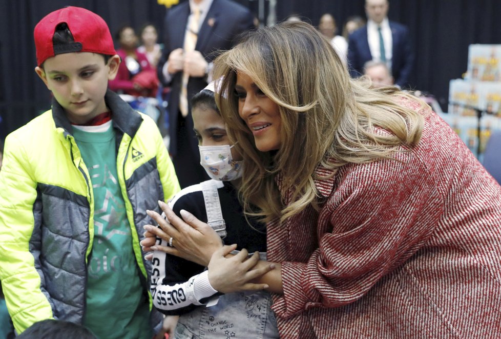 První dáma USA Melania Trumpová vyrazila na návštěvu do dětské nemocnice.