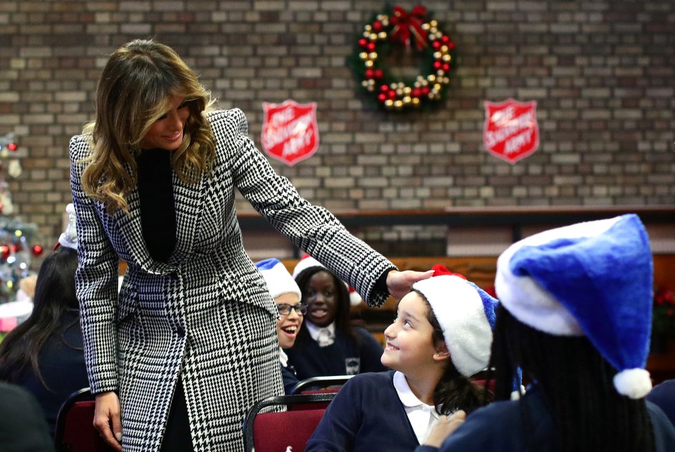 První dáma USA Melania Trumpová navštívila děti v londýnském centru Armády spásy.