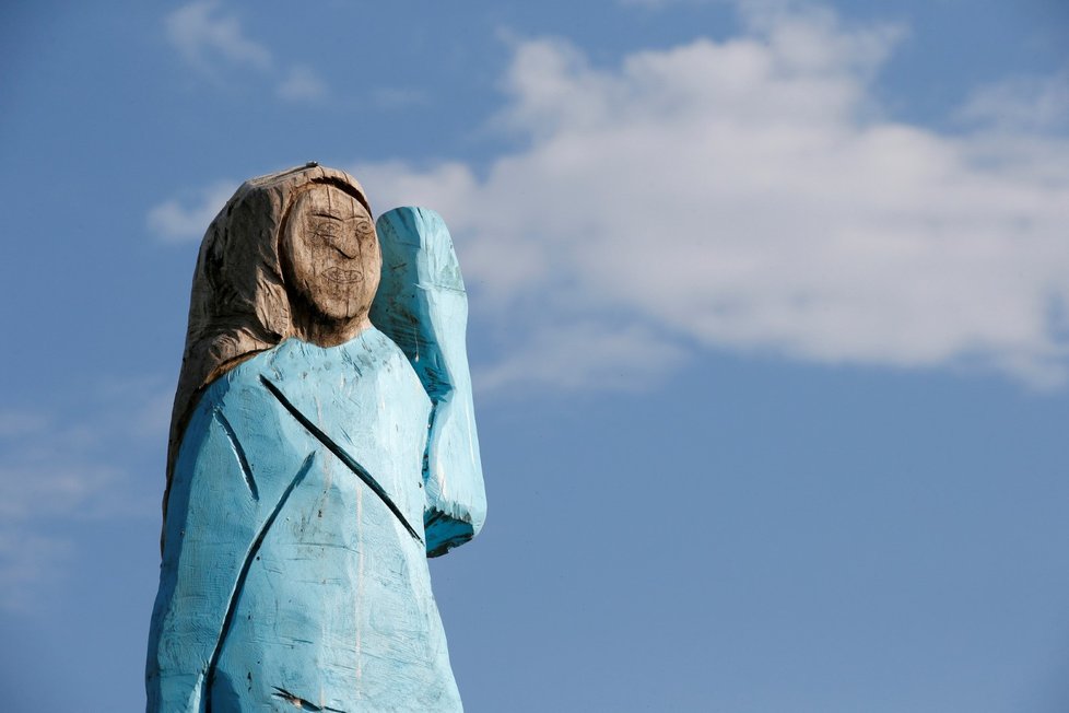 Dřevěná socha první dámy Spojených států Melanie Trumpové nedaleko slovinské Sevnice