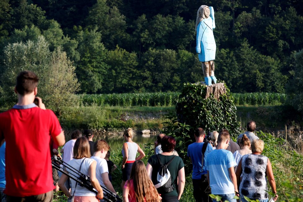 Dřevěná socha první dámy Spojených států Melanie Trumpové nedaleko slovinské Sevnice