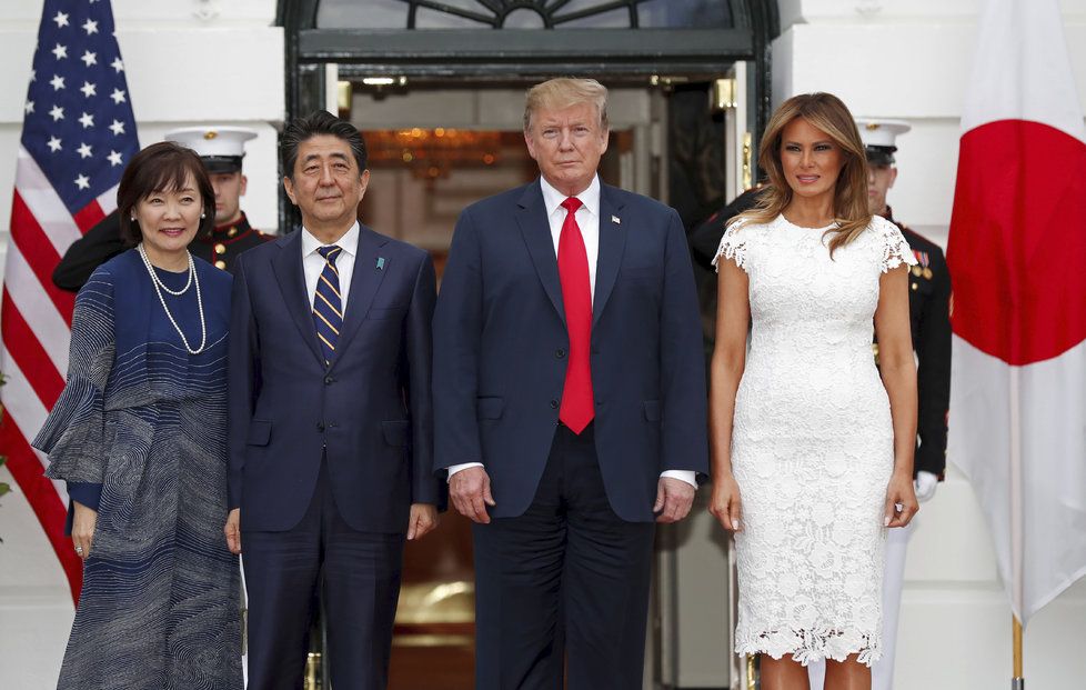 Prezident USA Donald Trump s manželkou Melanií hostili v Bílém domě japonského premiéra s jeho ženou.