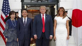 Prezident USA Donald Trump s manželkou Melanií hostili v Bílém domě japonského premiéra s jeho ženou.