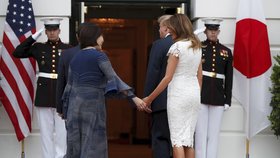 Prezident USA Donald Trump s manželkou Melanií hostili v Bílém domě japonského premiéra s jeho ženou.