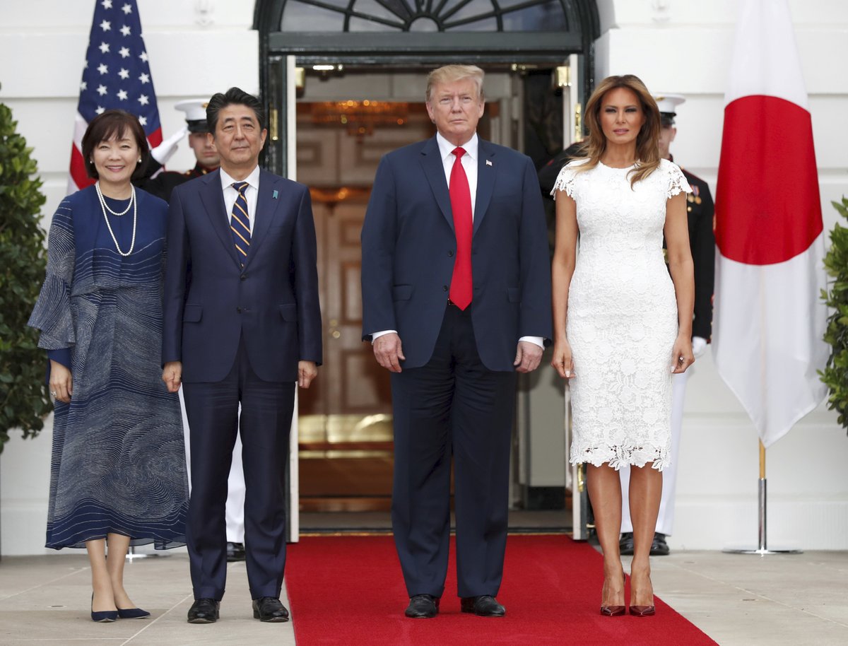 Prezident USA Donald Trump s manželkou Melanií hostili v Bílém domě japonského premiéra s jeho ženou.