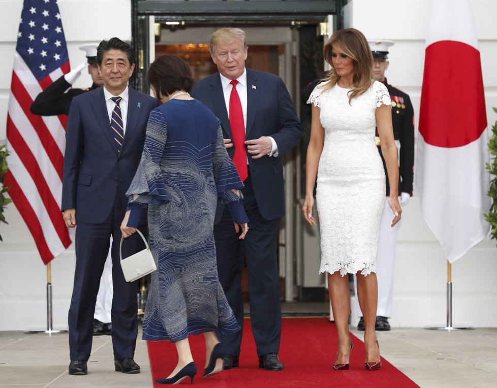 Prezident USA Donald Trump s manželkou Melanií hostili v Bílém domě japonského premiéra s jeho ženou.